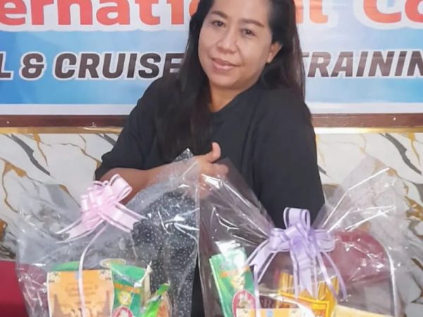 Kegiatan Pemberian Hampers Hari Raya Galungan dan Kuningan Untuk Staff Bangli Dari Ibu Direktur