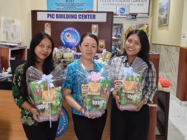 Kegiatan Memberikan Hampers Hari Raya Galungan lan Kuningan Untuk Staff dan Kantor Desa, Dinas, Serta Rekan LPK Pradhitya International College Tabanan